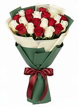 Букет Микс из красных и белых роз в Тарумовке