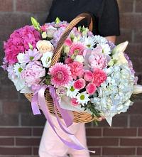 Цветочная композиция из Розы, Хризантемы, Пионы и Лизиантусы в корзине в Тарумовке