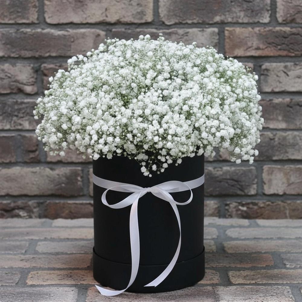 Цветочная композиция из Гипсофила в шляпной коробке в Тарумовке