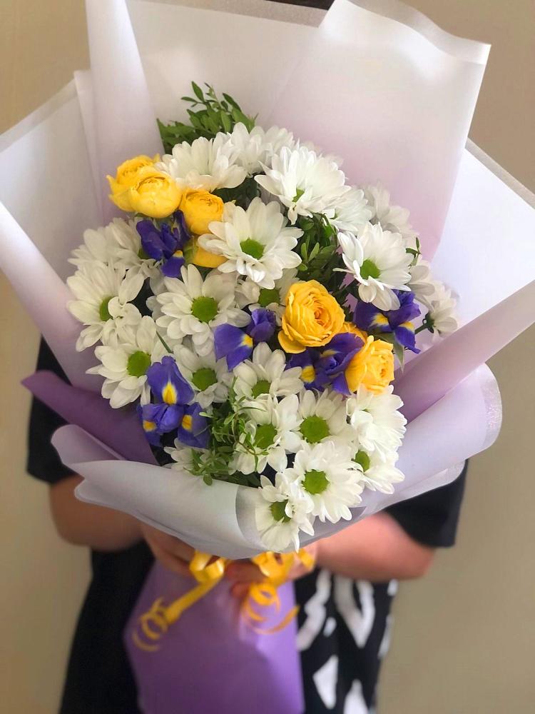 Букет цветов из: Ирисы, Хризантемы и Розы в Тарумовке