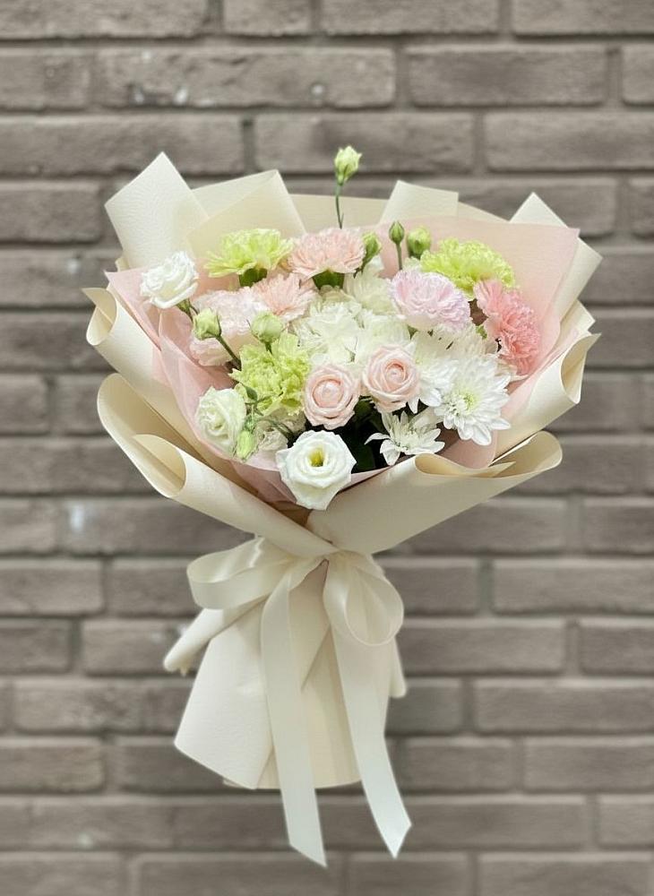 Букет цветов из: Гвоздики, Розы, Лизиантусы и Хризантемы в Тарумовке