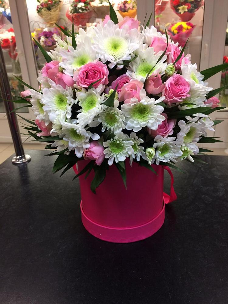 Цветочная композиция из Розы и Хризантемы в шляпной коробке в Тарумовке