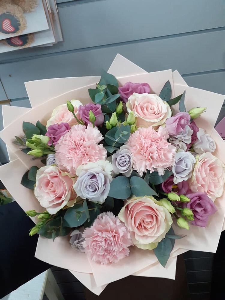 Букет цветов из: Розы, Гвоздики и Лизиантусы в Тарумовке