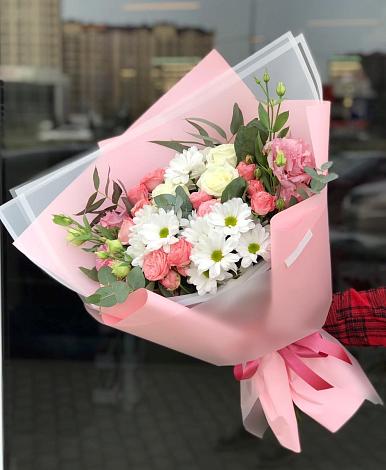 Букет цветов из: Розы, Лизиантусы и Хризантемы в Тарумовке